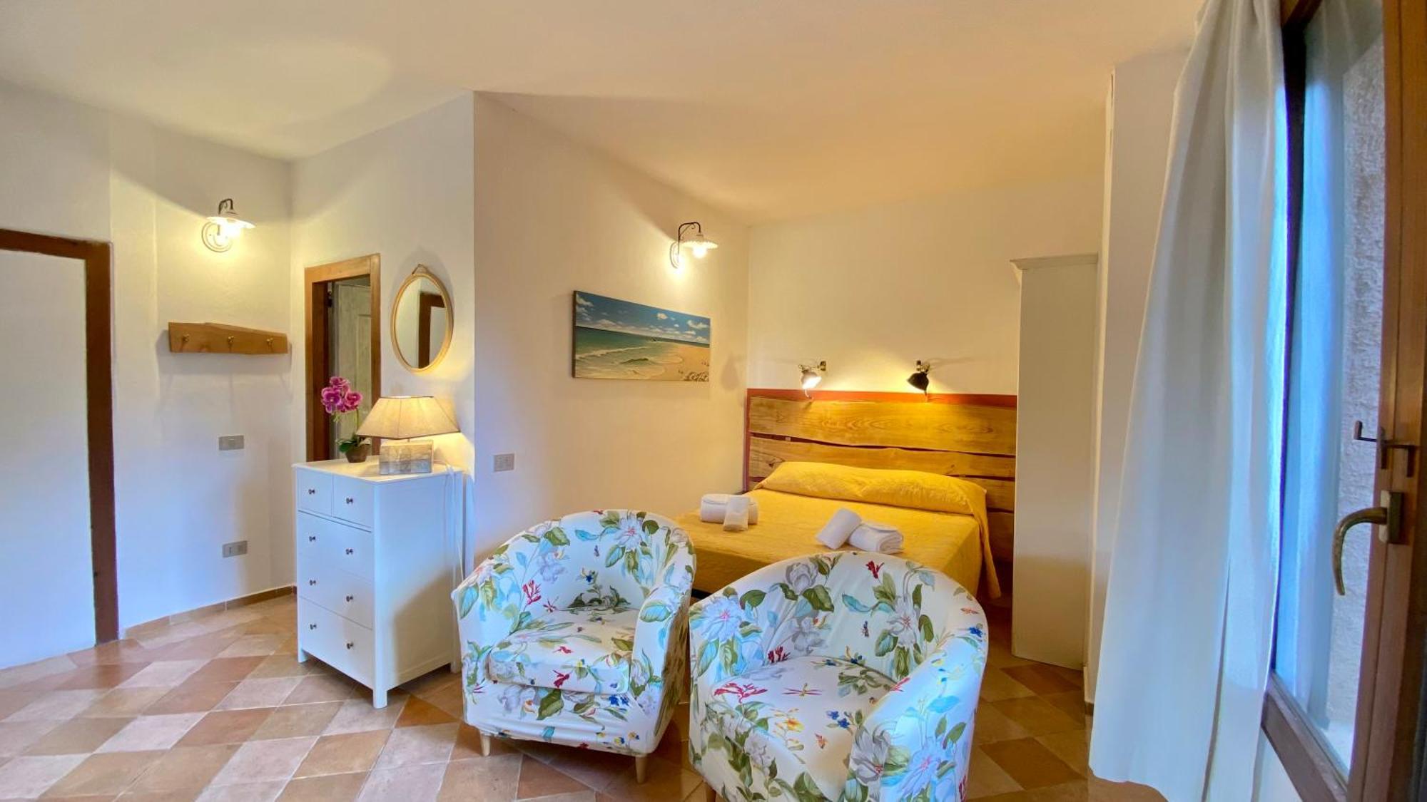 Residence La Rosa Porto San Paolo  Buitenkant foto